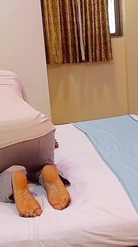Bir Kızı Yatağa Böyle Yapıyorum Ve Aynı Zamanda Onu Nasıl Simile Ediyorum