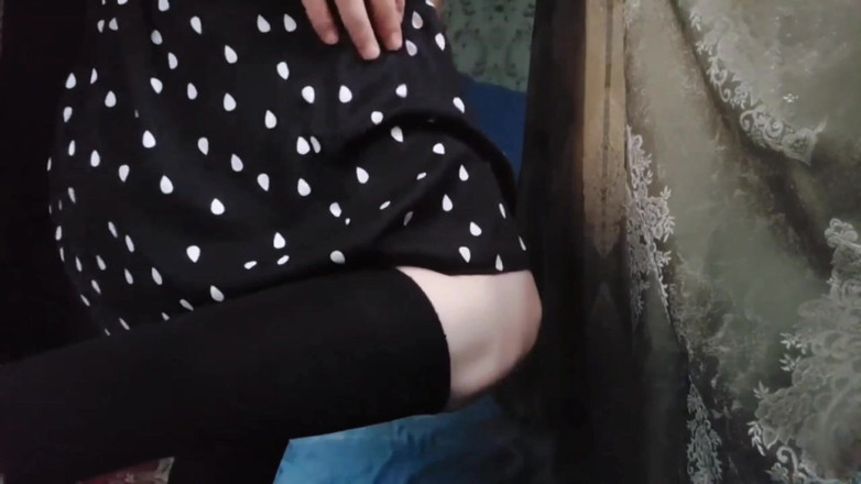 Kitty_Cross: Atemberaubende schluckt Limonade mit hell bemalten Nägeln