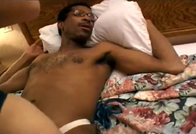 First Black Sexperience: Niesamowita brunetka lubi chodzić po dong czarnego kolesia z butami...