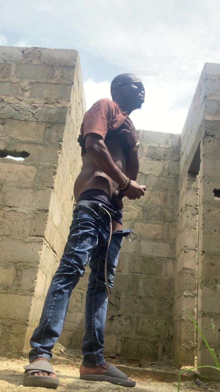 Dickass3x: 在阳光下一座无法完成的建筑中的快速一个