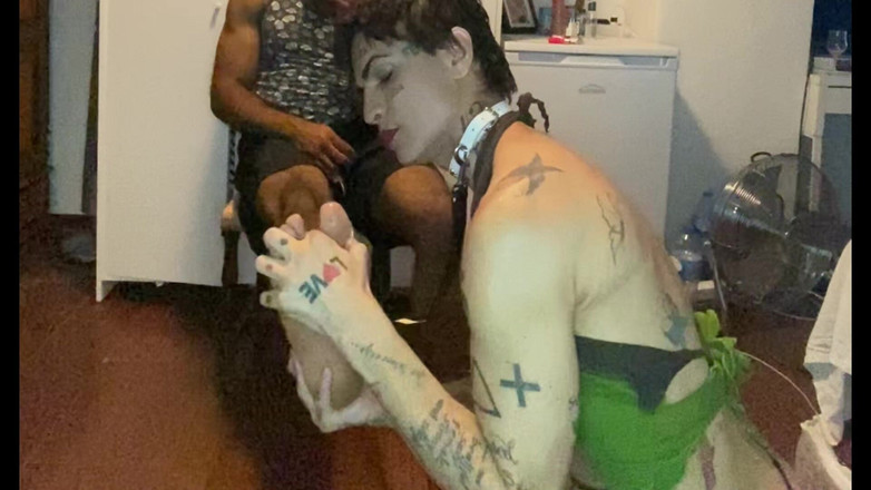 Wesley Bull: O supusă bine antrenată care se bucură de picioarele mele