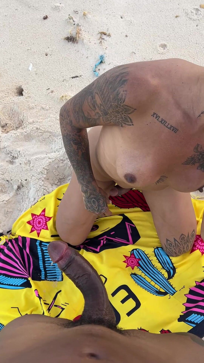 SX Producer: नग्न समुद्र तट पर चूत में वीर्य