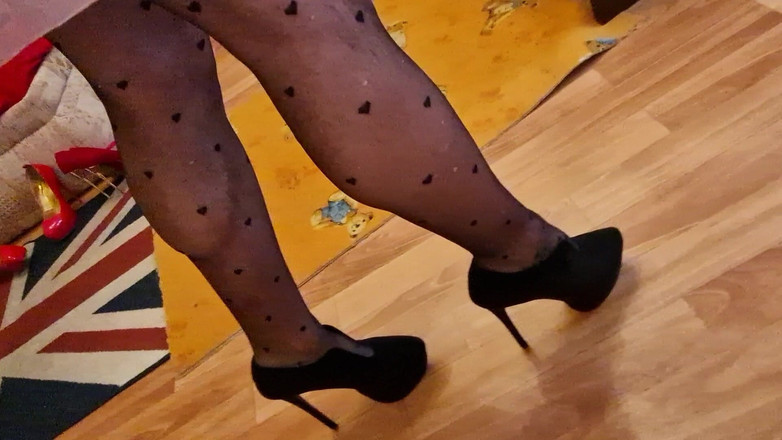 Milosbroz: Trío sexy de tacones altos, paseando en secreto con medias...