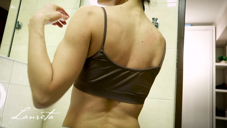 Lanreta: Bathroom mirror muscle show for the boyfriend