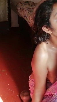 Ho mostrato alla cameriera di casa un video di sesso e la sua figa era bagnata parte 4