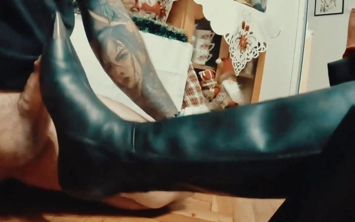 Mistress Yammyboots: Leather boots for my slave
