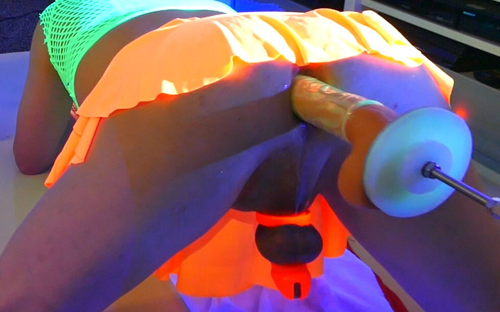 Lucy Essex CD: 娘娘腔lucy机器在贞操期间被发光的假阳具性交