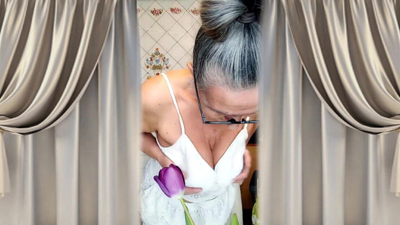 Lukerya: Gospodina sexy Lukerya se masturbează pe o mașină de spălat,...