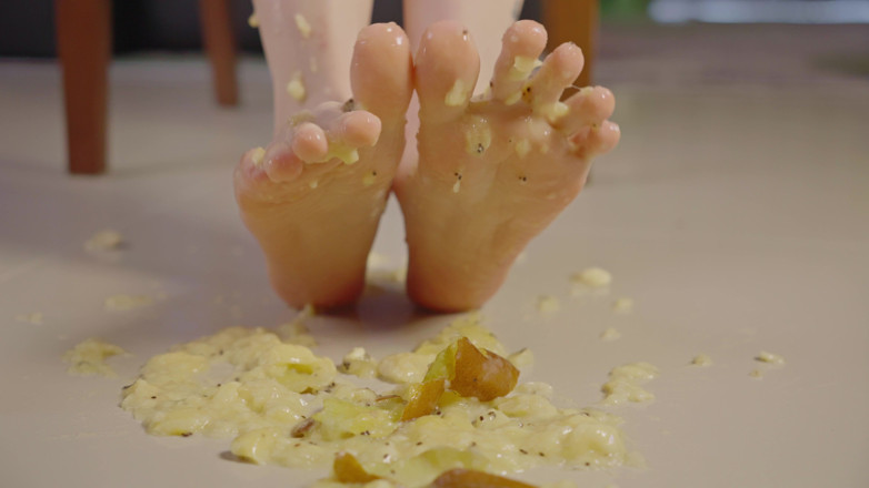 Karneli Bandi: Barefoot Fruit Crush &amp; Feet Licking