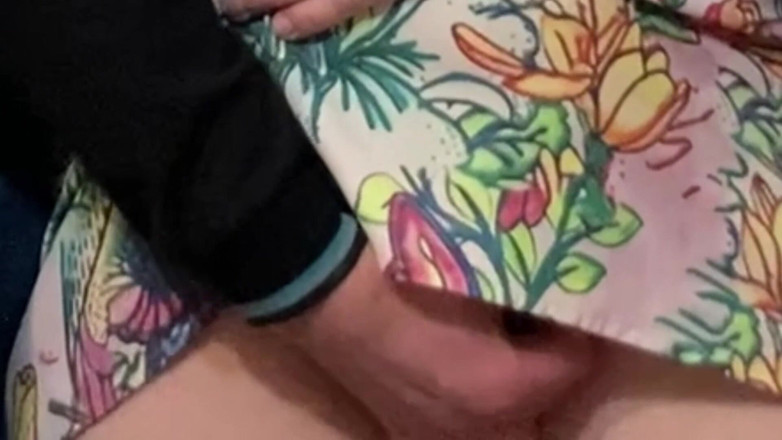 Niki studio: Total stranger pociera ogolone cipki w metrze