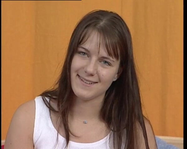 YOUR FIRST PORN: Junge Nadin Rasiert Ihre Muschi Softclip Tânărul Nadin își rade pizda...