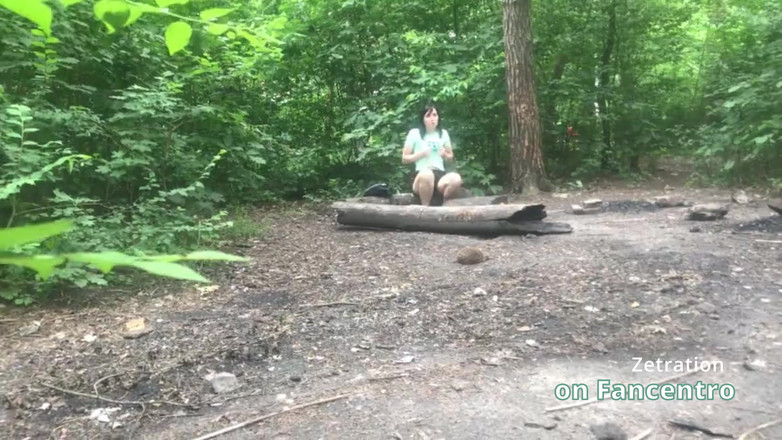 Zetration: Она ублажает ее киску сладкой милфы-брюнетки в лесу, а я тайно наблюдаю за ней!
