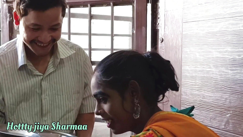 Hotty Jiya Sharmaa: Il Servo ha lasciato l'utensil-venditore nella casa del suo padrone...