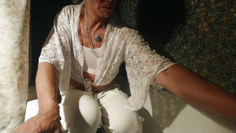 Alexa Cosmic: 穿着白色衣服和内衣的淋浴时湿透了...