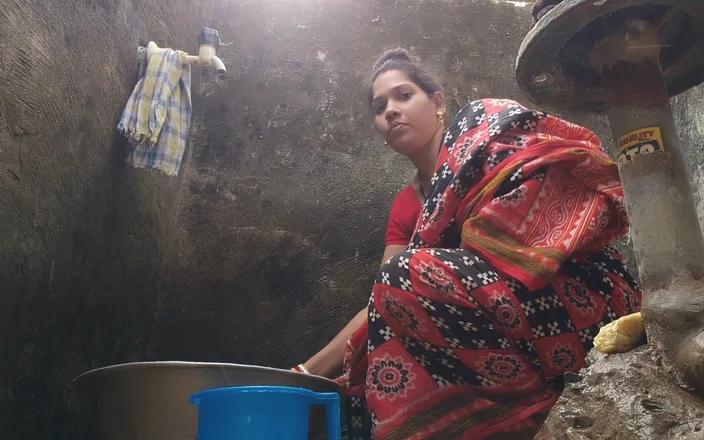 Sona bhabhi: Desi Indian Bihari Wife Having Bath and Saree Remove Boob...