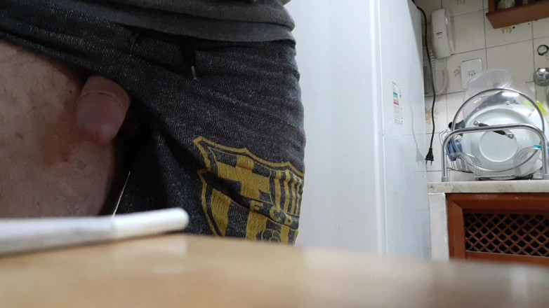 Ppentel21: Pedro Pentel jack off w kuchni swojego przyjaciela.