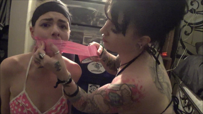 Selfgags classic: コックブロックされ罰せられる:手錠をかけられ、パンティー猿ぐつわをはめられ、彼女の偉そうなルームメイトにスパンキングされました!