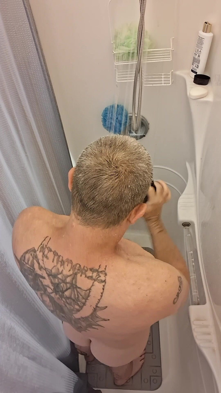 DubeSnackes: Dubesnackes，展示时间和肥皂，抚摸他性感的身体。