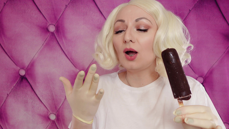 Arya Grander: Guanti medici in lattice e mangiare gelato con bretelle (Arya Grander)