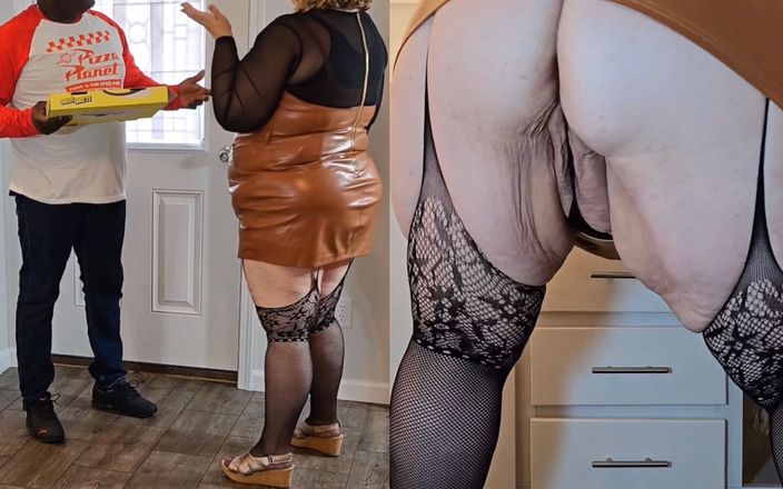 Big ass BBW MILF: Pizza delivery guy arrived late, so I got very upset...