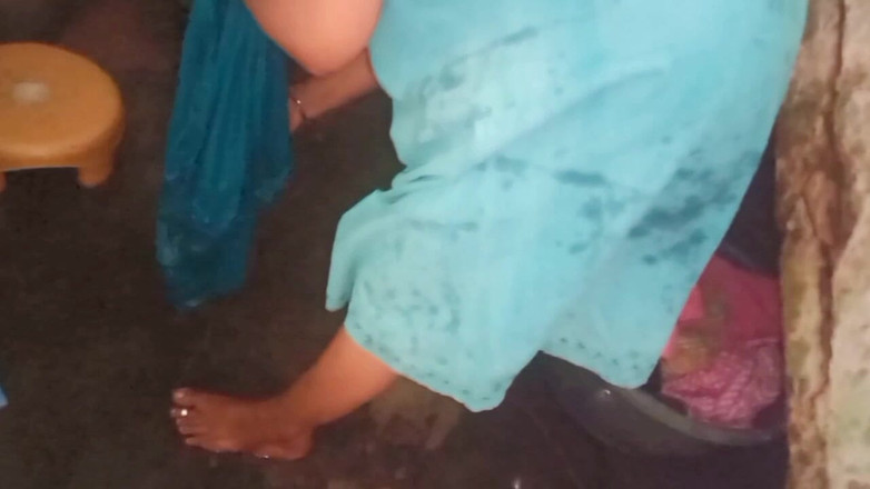 Priyanka314: 村のタミル語おばさん入浴ポルノビデオ