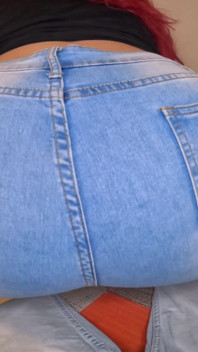Tóc đỏ jeans xì hơi pov - cọ xát trên con cặc của bạn