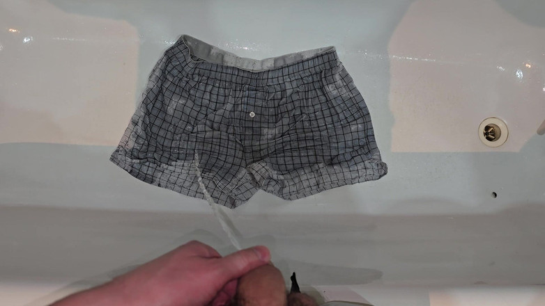 Alpha pee king: Küvette boksör şortuma işiyorum