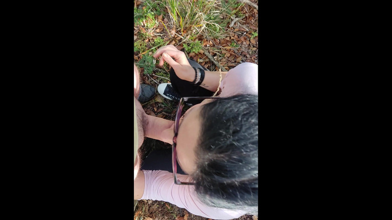 Toilet Mommy: Sexy MILF macht einen tollen blowjob im freien