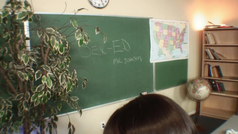 Xxxlover: Nare oude lerares neukt een prachtige brunette studente