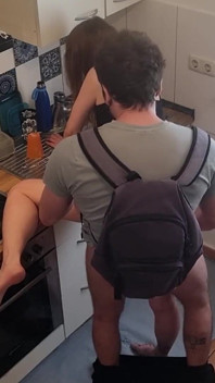 Me folla duro y me usa después de que le doy un vaso de agua