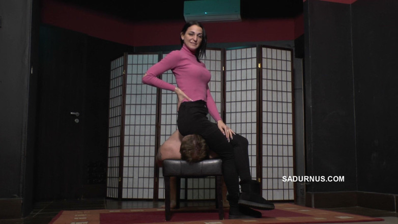 Sadurnus: Debajo Del Pantalón Negro De Dyanna