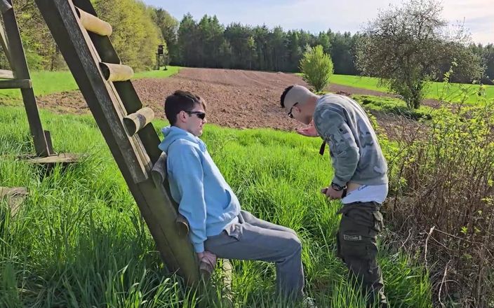 boyzxy212: Gay chlapci šukají bez sedla u lovecké stánky