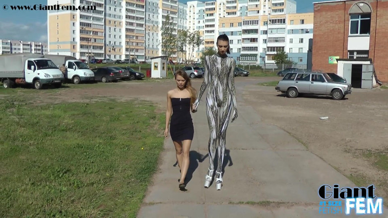 Giant Fem: Groß und klein in der Öffentlichkeit