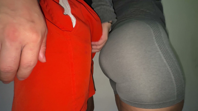 CoupleOfHotSins: Fantasi: en storrövad tjej rör vid hans penis.