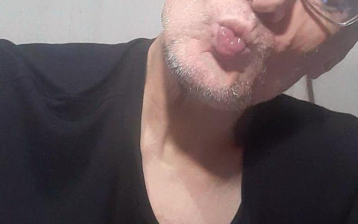 Big uncut hard cock: Un baiser romantique torride avec ma bouche et ma langue,...