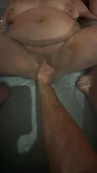 Poesje spelen in bubbelbad.