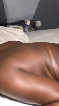 Ebenový zadek si užívá velkého ptáka nesestříhané