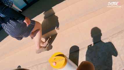 18_honey: Controlo su coño en público - ella gime y está atrapada