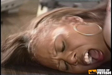 Kings Of Fetish: Blonďatá Ebony dostane její keř vrtaný hluboko bělochem na pracovním...