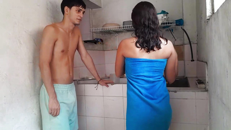 ValentinaHot10: Mi hermanastra morena latina estaba lavando la ropa de su...