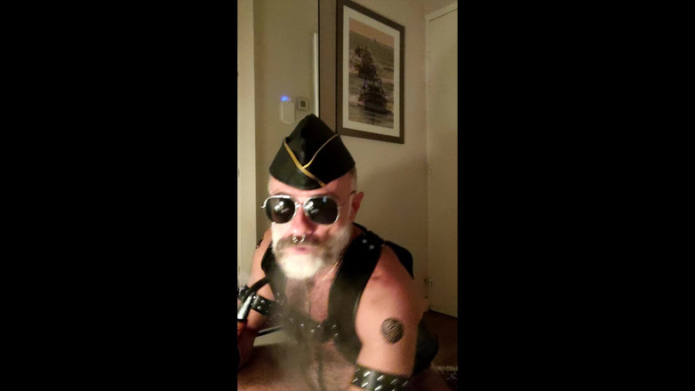 MusclesCigarsFFPig: Daddy Cuir Avec Strap-on