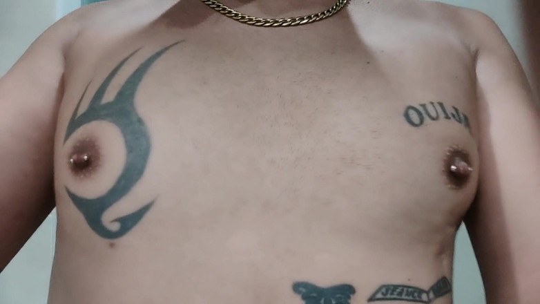 Idmir Sugary: Menunjukkan payudara bertatu dan puting bertindik - memerah dan menyentuh payudara -...