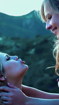 Aksi hot lesbian scarlet red dan jillian janson yang saling jilat memek satu sama lain di hutan