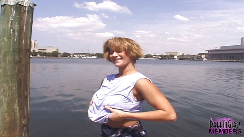 Dream Girls: Mindy Bares její obrovské kozy a kundičku v Tampě