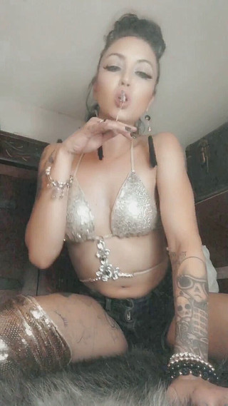 Hellizabeth Queen: Merokok dan menggoda