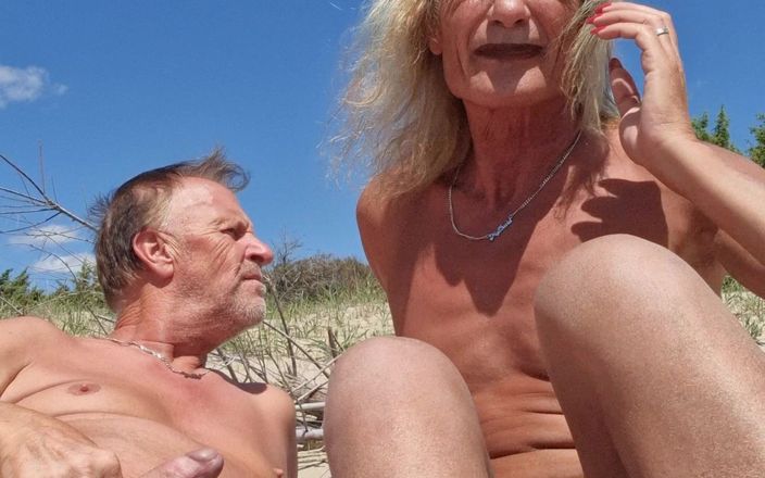 Gigi and David: Sex show thoát y, khỏa thân trên bãi biển, người...