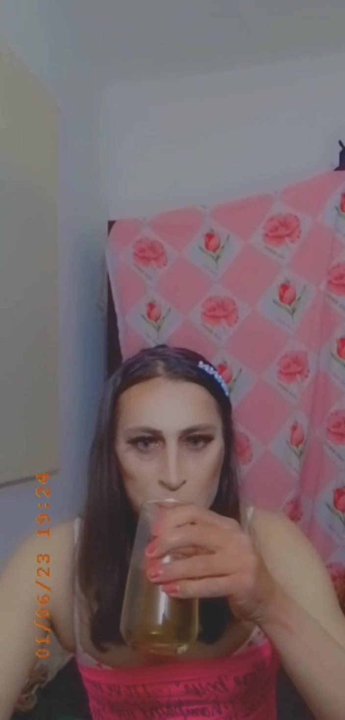 Tala Hejazi: Maricas Femboy bebe mijando