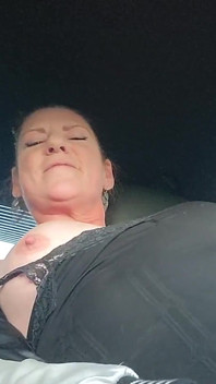 Milf se masturba y eyacula con enorme pepino en el estacionamiento de una tienda de comestibles