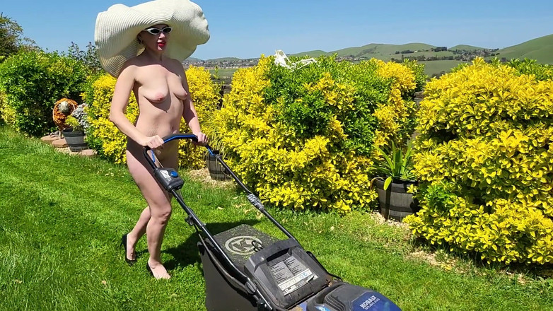 SugarNadya: Con điếm Nga khỏa thân khi bà nội trợ cắt cỏ