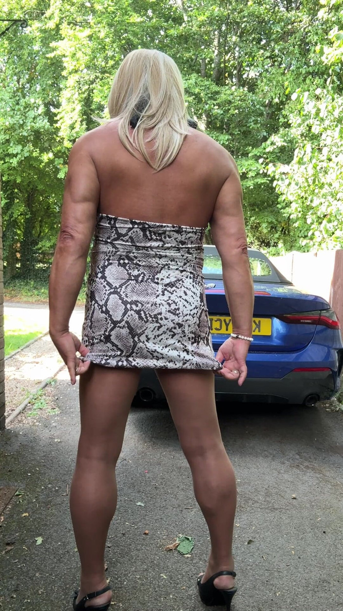 Kellycd2022: 穿着白色动物印花连裤袜和高跟鞋的性感 Crossdresser Kellycd2022